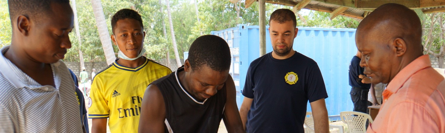 Foto: Julian und drei afrikanische Feuerwehr-Kollegen