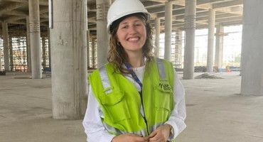 Foto: Die Auszubildende Luna in Baustellenbekleidung auf der Baustelle eines neuen Terminals am Flughafen Lima.