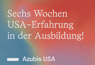 Visual der Joachim Herz Stiftung zum Programm Azubis USA. Schriftzug "Sechs Wochen USA-Erfahrung in der Ausbildung" auf einer farbigen Fl&auml;che. Darunter ist das Logo "Azubis USA" zu sehen. Auf der rechten Seite ist eine Auszubildende w&auml;hrend ihres USA-Aufenthaltes zu sehen. Sie h&auml;lt die Flagge der USA in die Luft.