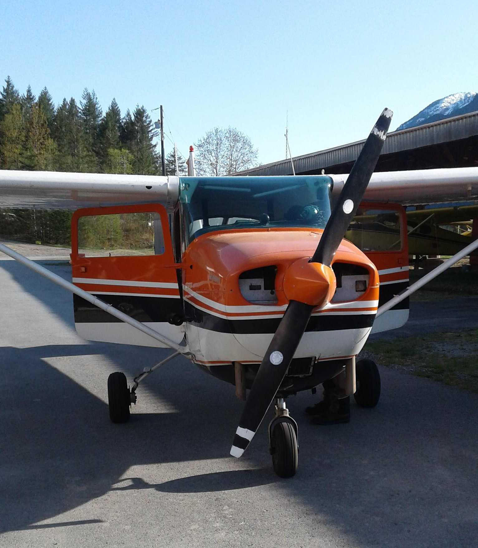 Auf dem Bild ist ein Segelflugzeug zu sehen