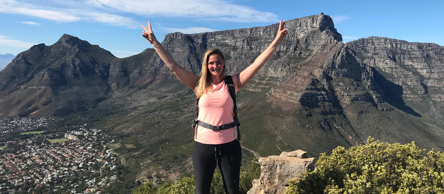 Viktoria vor dem Tafelberg in Kapstadt.