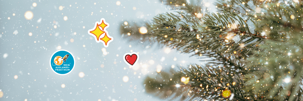 Nahaufnahme eines Weihnachtsbaums mit funkelnden Lichtern und Schneeflocken. Vintage-Farbton. Auf dem Bild sind ein Sternen-Sticker und ein Herz-Sticker und das MeinAuslandspraktikum-Logo.