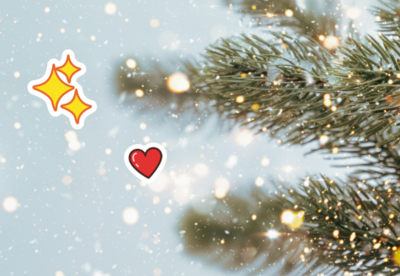 Nahaufnahme eines Weihnachtsbaums mit funkelnden Lichtern und Schneeflocken. Vintage-Farbton. Auf dem Bild sind ein Sternen-Sticker und ein Herz-Sticker und das MeinAuslandspraktikum-Logo.