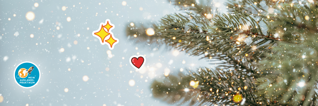 Nahaufnahme eines Weihnachtsbaums mit funkelnden Lichtern und Schneeflocken. Vintage-Farbton. Auf dem Bild sind ein Sternen-Sticker und ein Herz-Sticker und das MeinAuslandspraktikum-Logo.