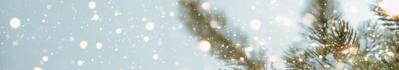 Nahaufnahme eines Weihnachtsbaums mit funkelnden Lichtern und Schneeflocken. Vintage-Farbton.