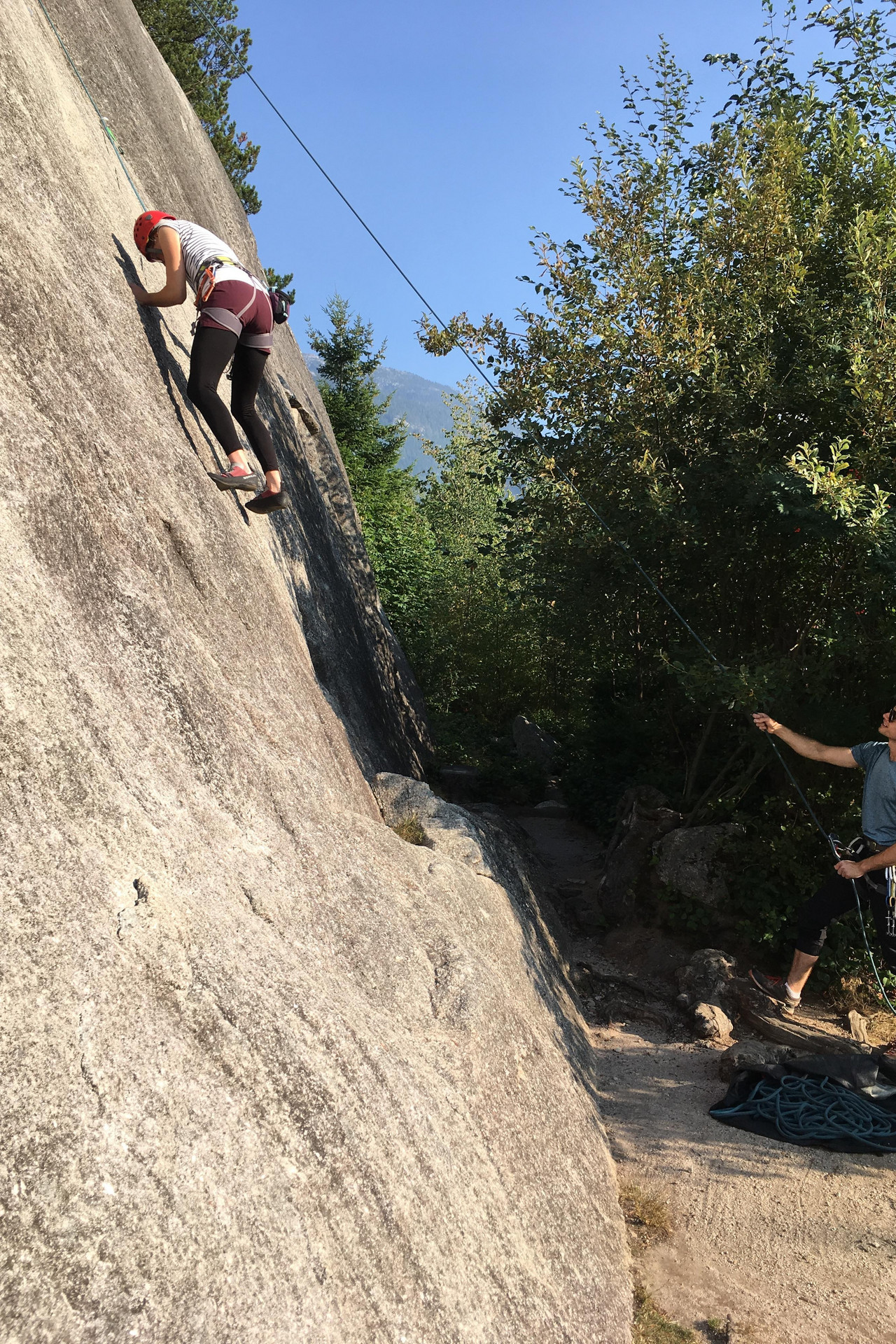 C&eacute;cile klettert an einer Steifelswand.