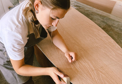 Hanna arbeitet an einem Surfboard