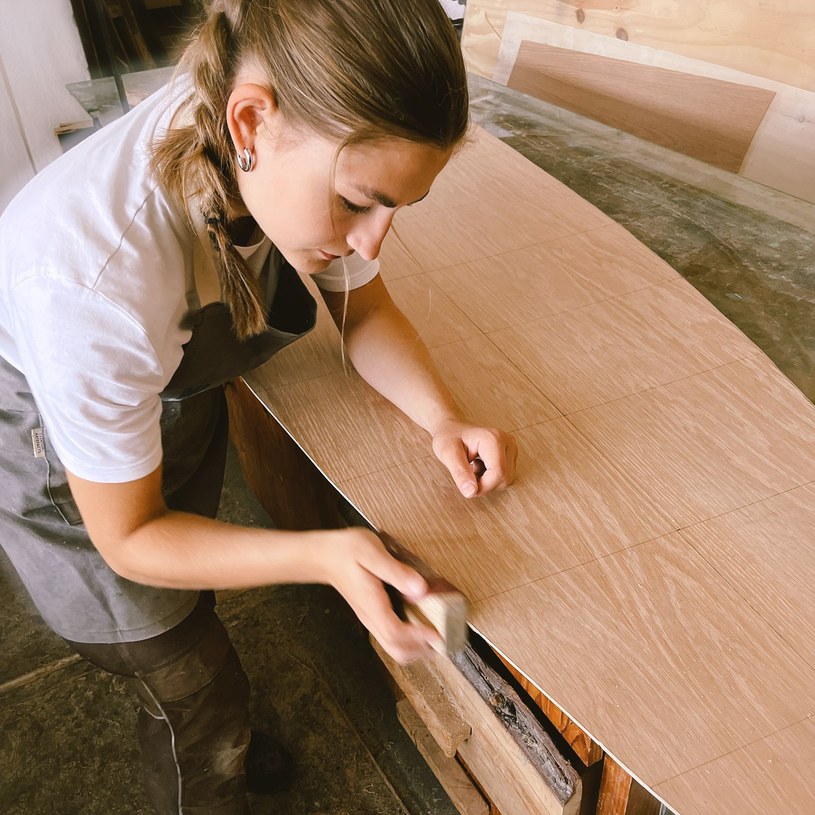 Hanna arbeitet an einem Surfboard