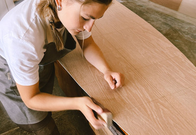 Hanna arbeitet an einem Surfboard