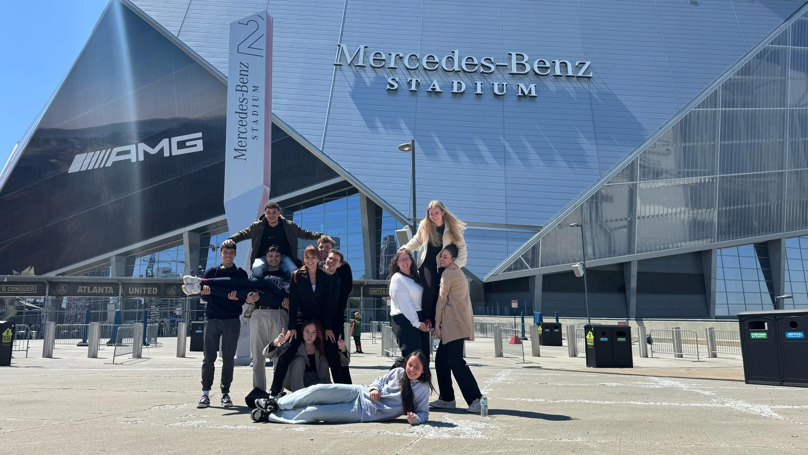 Auf dem Bild ist Jessica mit den anderen Alumni vor dem Mercedes Benz Stadium zu sehen.