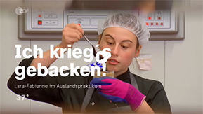 Foto: Lara-Fabienne bei der Arbeit in der Konditorei