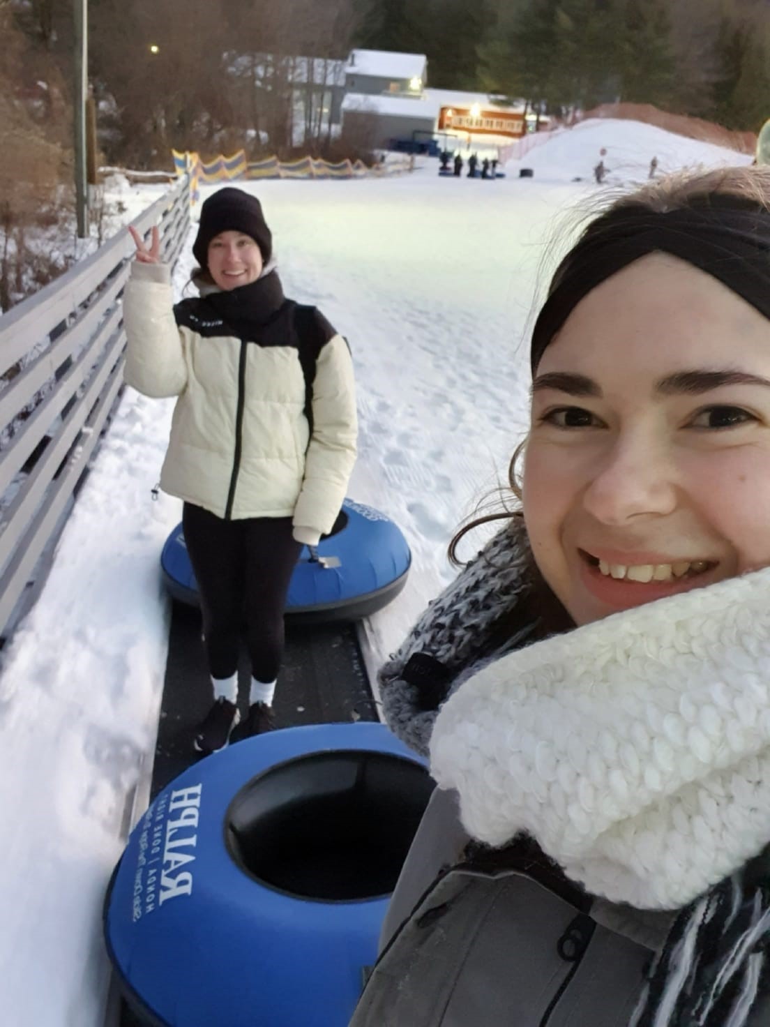 Foto: Eva und Luisa beim Snowtubing, Rodeln mit einem Gummireifen