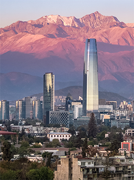 Foto: die Skyline von Chile mit den Anden im Hintergrund