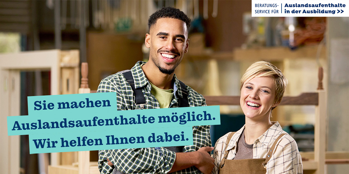Foto: zwei Personen stehen in einer Schreinerei, die Arme verschr&auml;nkt und l&auml;cheln in die Kamera, Schriftzug: Sie machen Auslandsaufenthalte m&ouml;glich. Wir helfen Ihnen dabei.