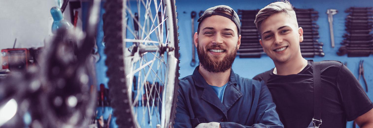 Zwei Auszubildende in einer Fahrradwerkstatt
