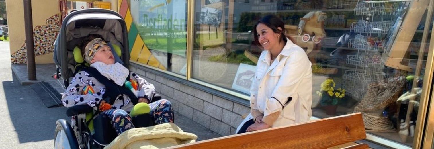 Foto: Özge zusammen mit einem behinderten Kind im Rollstuhl, das sie während ihres Praktikums pflegte.
