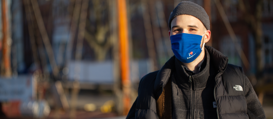 Tischler Aaron mit Coronaschutz-Maske