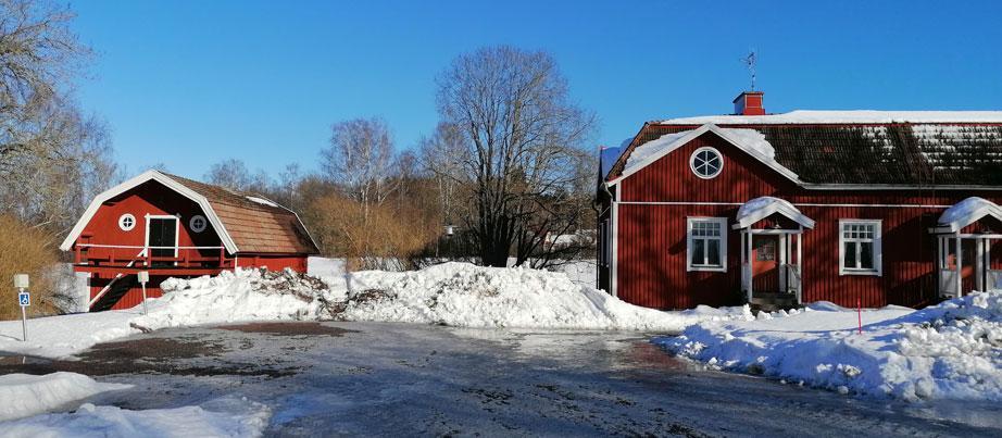 Finnische Blockhütten im Schnee