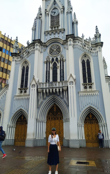 Foto: Johanna vor einer Kirche