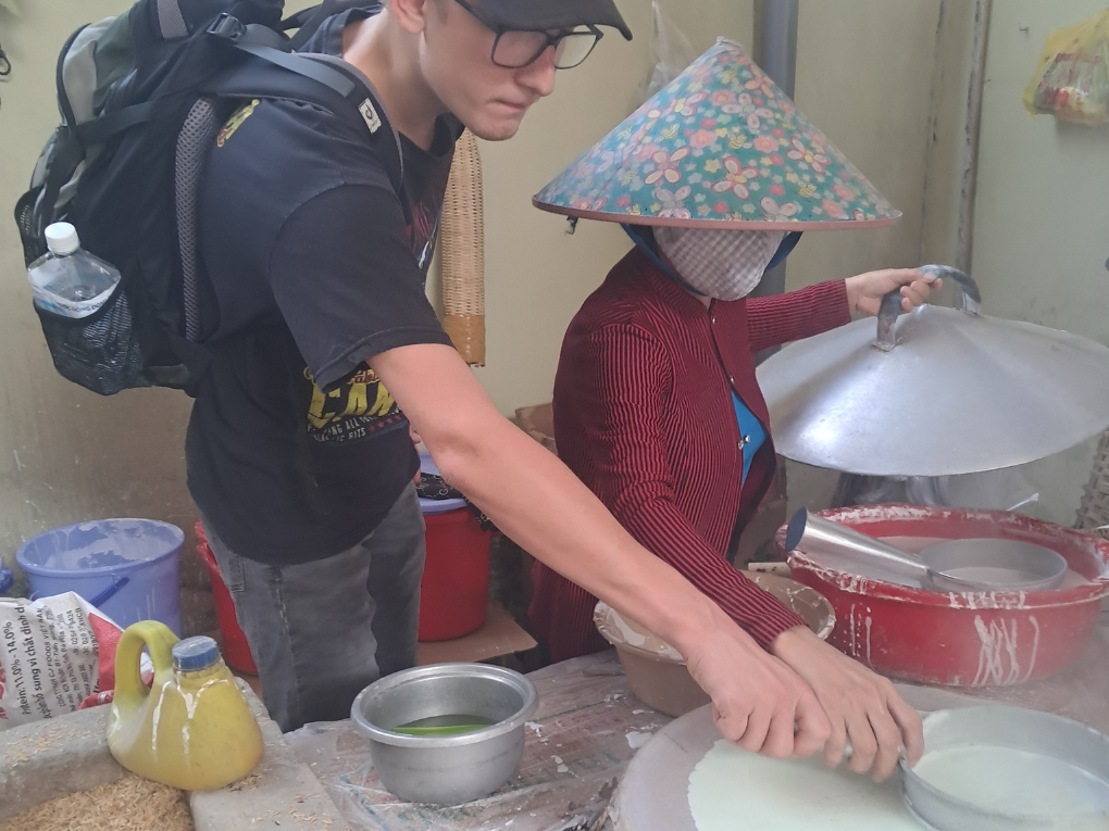 Simon bei der Herstellung von Reispapier