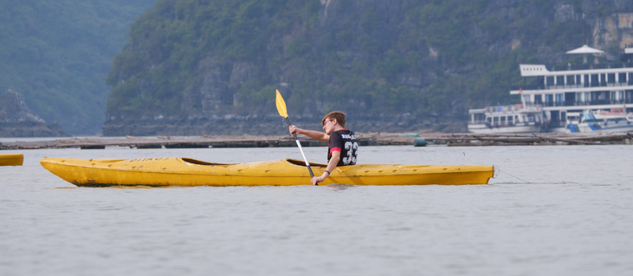 Simon auf einem Kayak