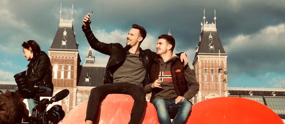 Leon und Leon machen ein Selfie in Amsterdam