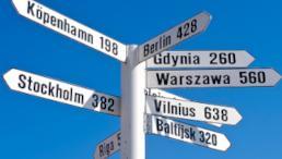 Wegschildertafeln zeigen die Richtung zu europäischen Städten an.