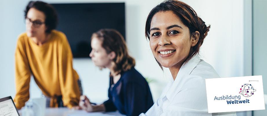 Arbeitssituation zweier Auszubildender und einer Ausbilderin in einem Büro