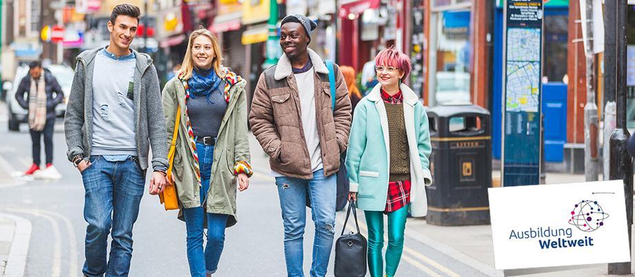 Vier Jugendliche spazieren durch eine Straße in London