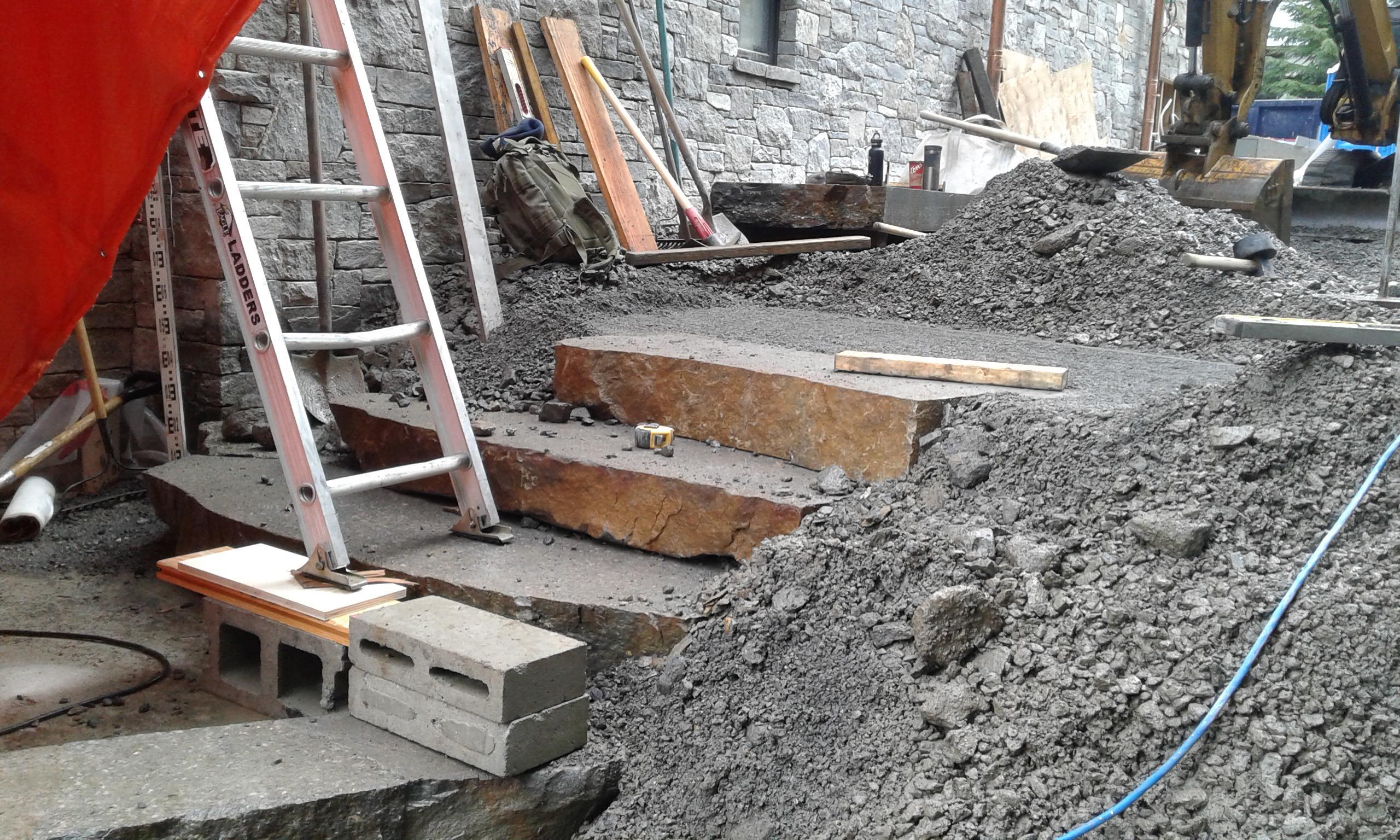 Eine Aufnahme einer Baustelle, auf der Steintreppen angefertigt wurden.