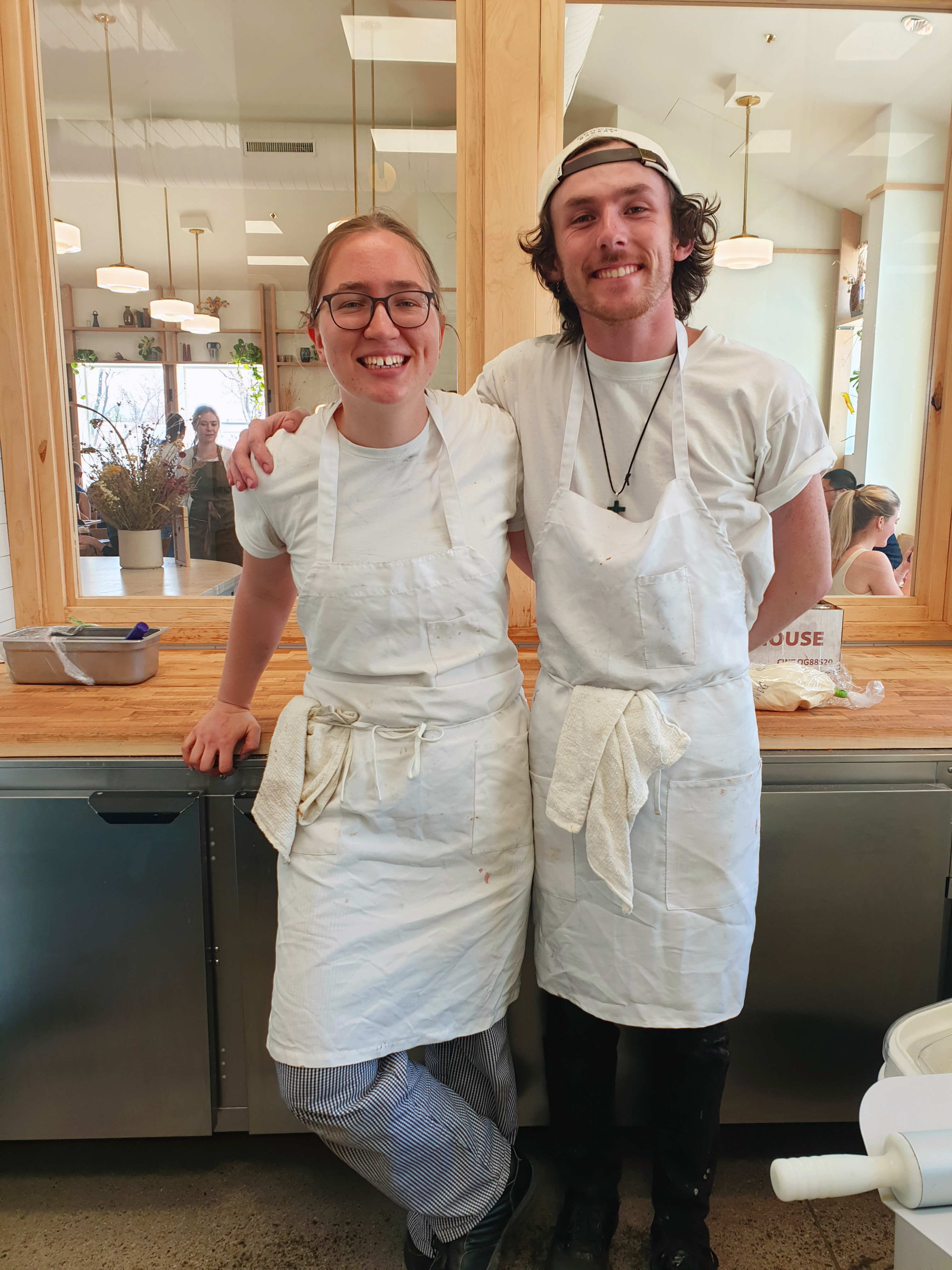 Auf dem Bild ist Charlotte mit ihrem Arbeitskollegen Daniel bei der Arbeit zu sehen.