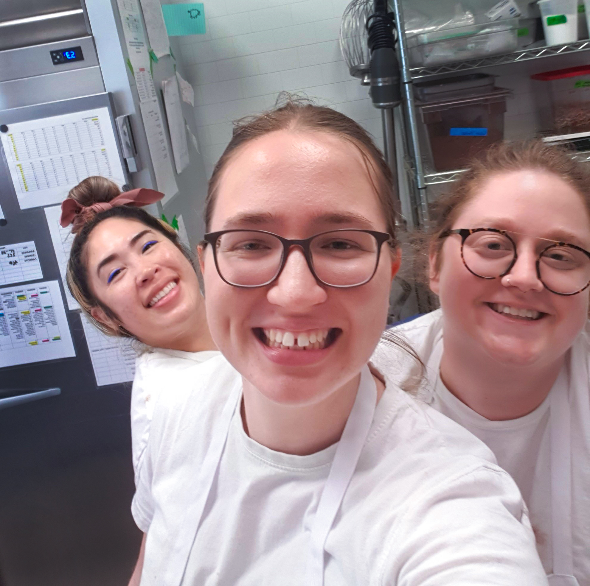 Auf dem Bild ist Charlotte mit ihren Arbeitskolleginnen auf der Arbeit zu sehen.