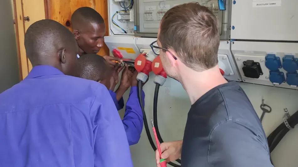 Filbo und seine Kollegen arbeiten an einer elektrischen Anlage.