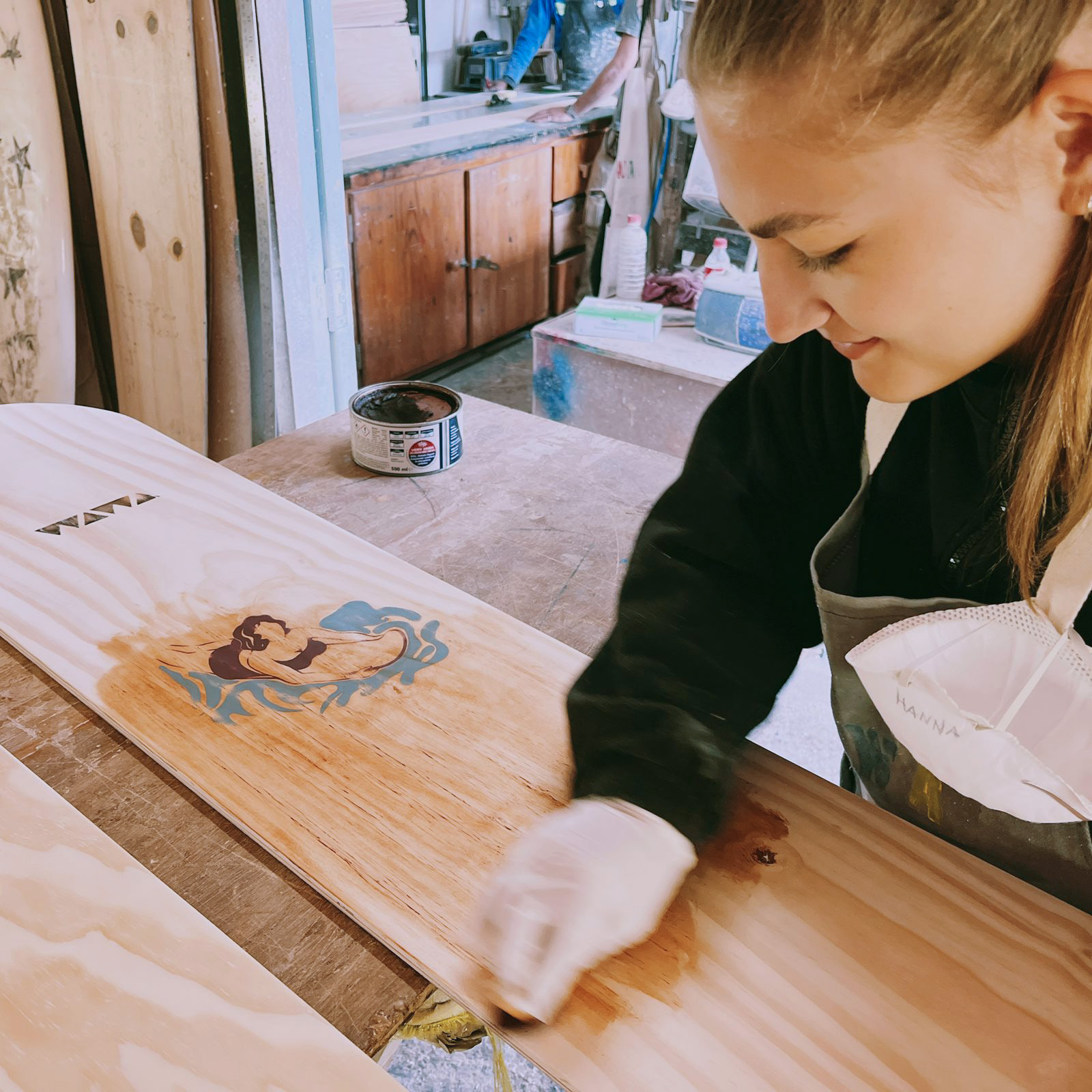 Hanna arbeitet an einem Surfboard