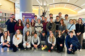 Ein Gruppenfoto der Azubis, die in Atlanta am Flughafen angekommen sind.