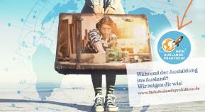 MeinAuslandspraktikum-Kampagnenbild: Eine junge Frau hält einen alten Koffer. Im Koffer wird eine Arbeitsszene einer jungen Schreinerin abgebildet. 