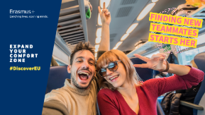 Foto: ein junger Mann und eine junge Frau sitzen im Zug und lachen in die Kamera. Auf der linken Bildseite sind die Logos "Erasmus+ enriching lives, opening minds" und "Expand your Comfort Zone #DiscoverEU" zu sehen. Auf der rechten Seite der Slogan "Finding new Teammates starts here"