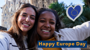 Foto: zwei junge Frauen halten sich im Arm und schauen in die Kamera. Schriftzug: Happy Europe Day.