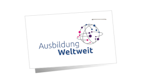 Das Logo des AusbildungWeltweit Programms auf einem weißen Kärtchen, das festgetackert ist.