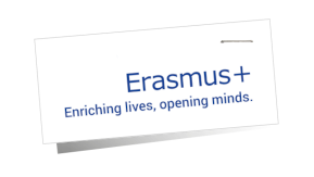 Das Logo des Erasmus+ Programms auf einem weißen Kärtchen, das festgetackert ist.